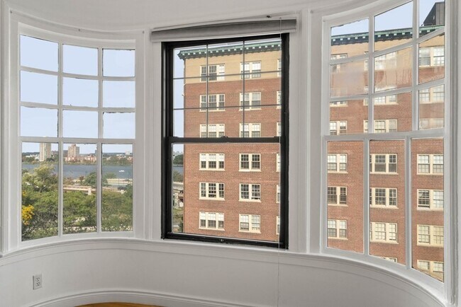 Building Photo - 10 Charlesgate E