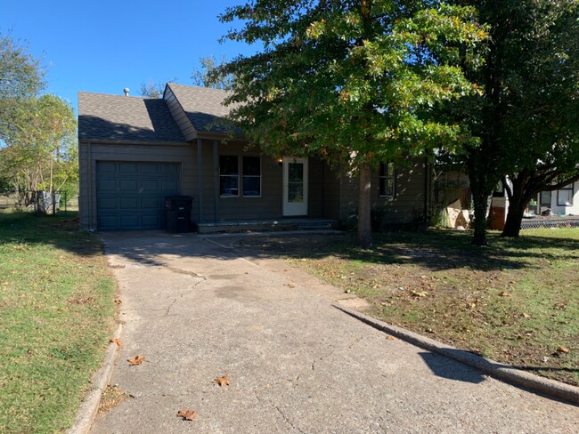 Building Photo - 1416 S Maple Ave