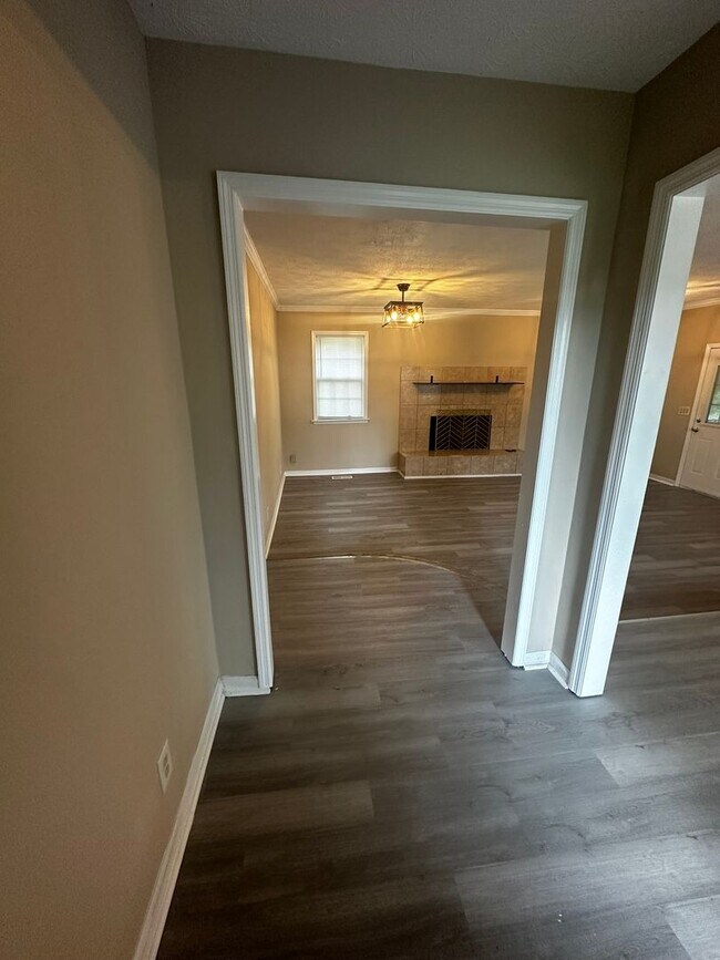 Foto del edificio - 3 Bedroom 2 Bath off Bemiss
