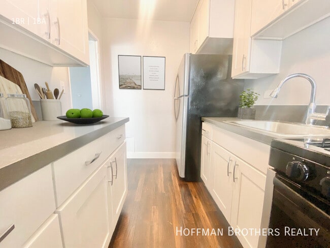 Building Photo - 5555 Carlton Way