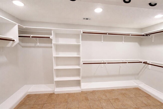 Foto del edificio - 4500 Woodmoor Cir