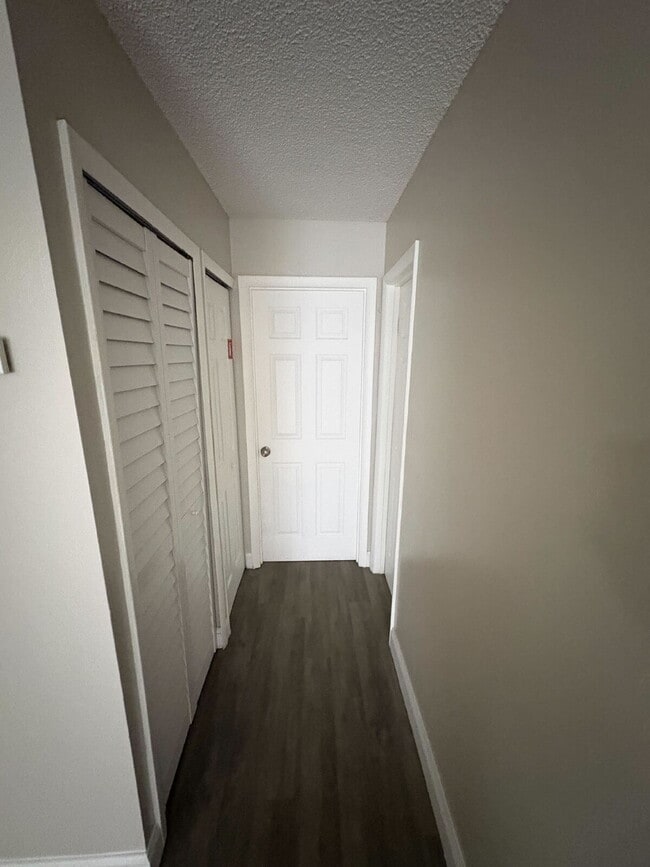 Building Photo - Stylish Remodeled 1BR Condo with Pool & Low HOA – Ideal Winter Park Investment