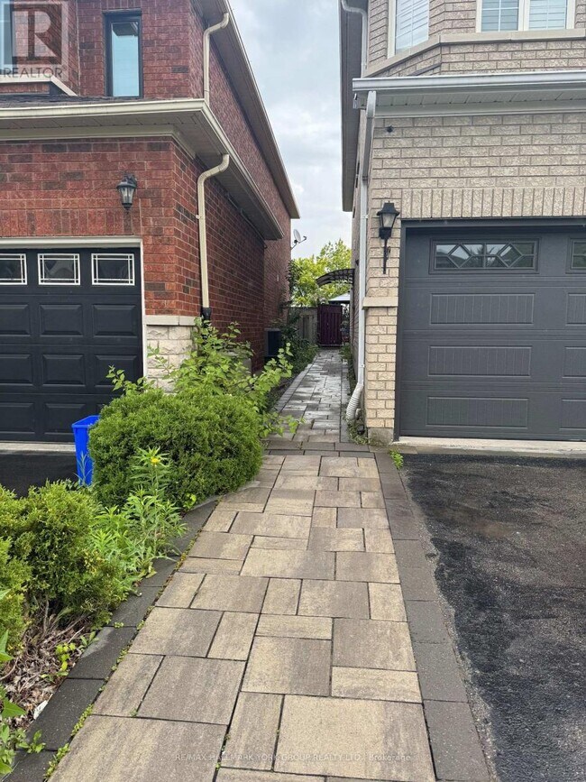 Building Photo - 33 Deerwood Crescent