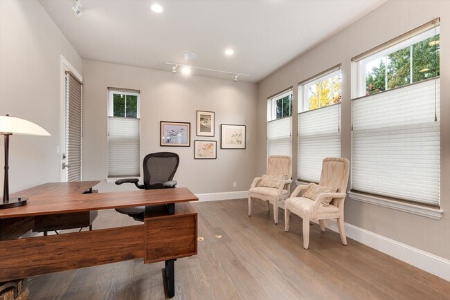 Building Photo - Furnished Home - Move in Ready!