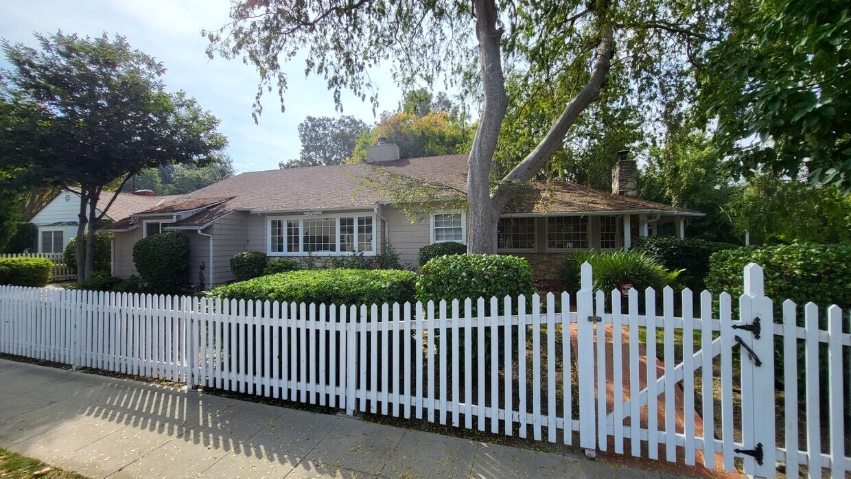 Single family home - 12724 Valley Spring Ln