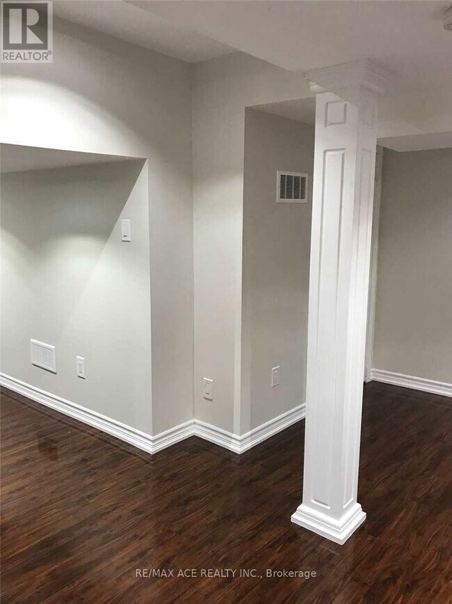 Building Photo - 42 Feather Reed Way