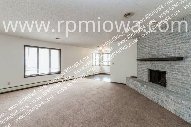 Building Photo - AFFORDABLE DUPLEX FOR IMMEDIATE MOVE-IN!! ...