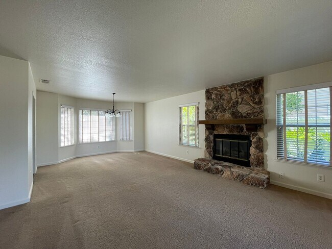 Foto del edificio - 3 Bedroom 2.5 Bath Home with Huge Covered Patio in Backyard!