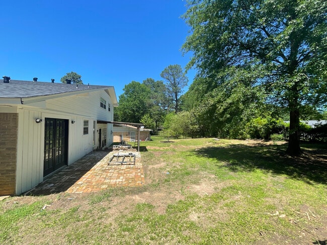 Building Photo - 10 Park Ln