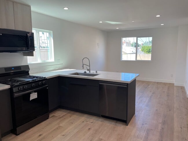 Building Photo - ALL FEBRUARY FREE! Spacious 3 Bedroom 3.5 Bath + Den in Prime Thai Town Location!