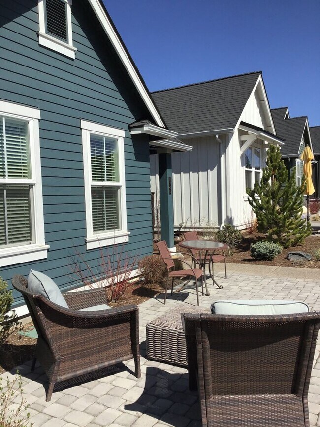 Foto del edificio - FOR RENT - Furnished 3 bed, 2 bath NorthWest Crossing Modern Townhome