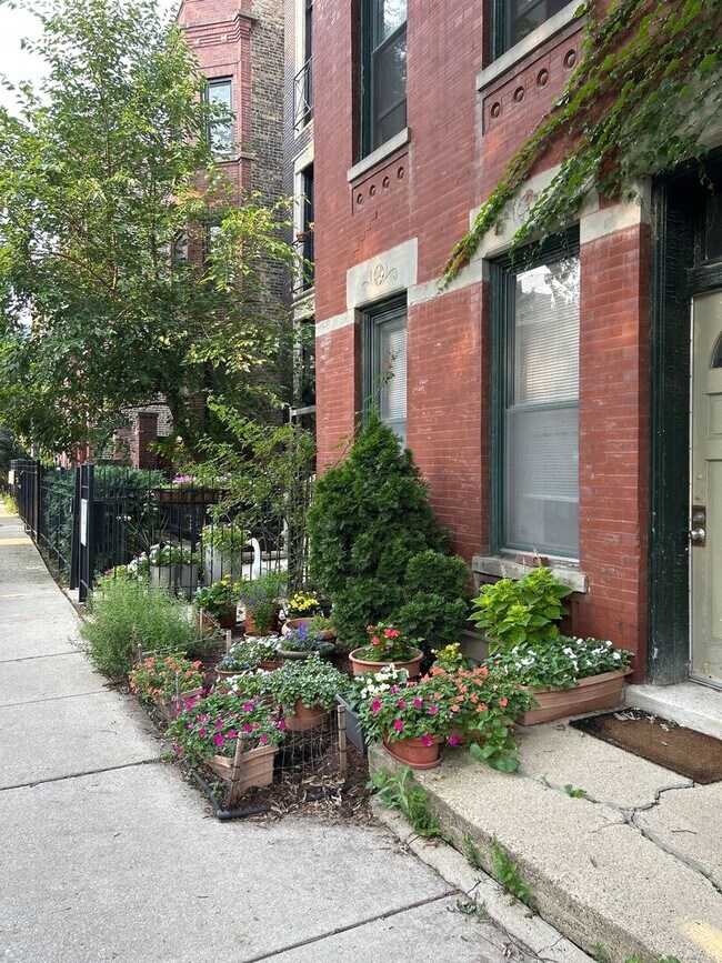 Building Photo - 862 N Hermitage Ave