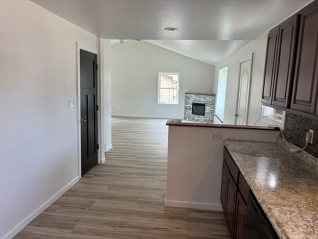 Building Photo - 2048 Hillview Dr