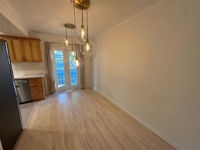 Building Photo - Chic Santa Monica Condo Living!