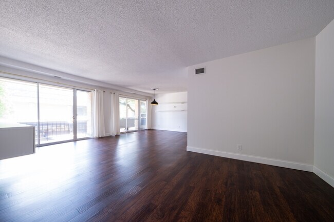 Foto del edificio - 6300 Barrie Rd