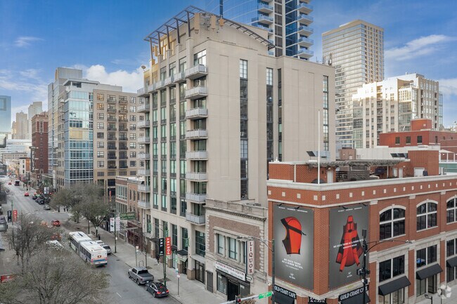 Building Photo - Royalle Condominium