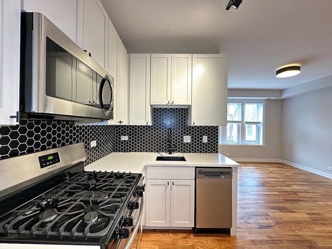 Building Photo - 661 W Wrightwood Ave