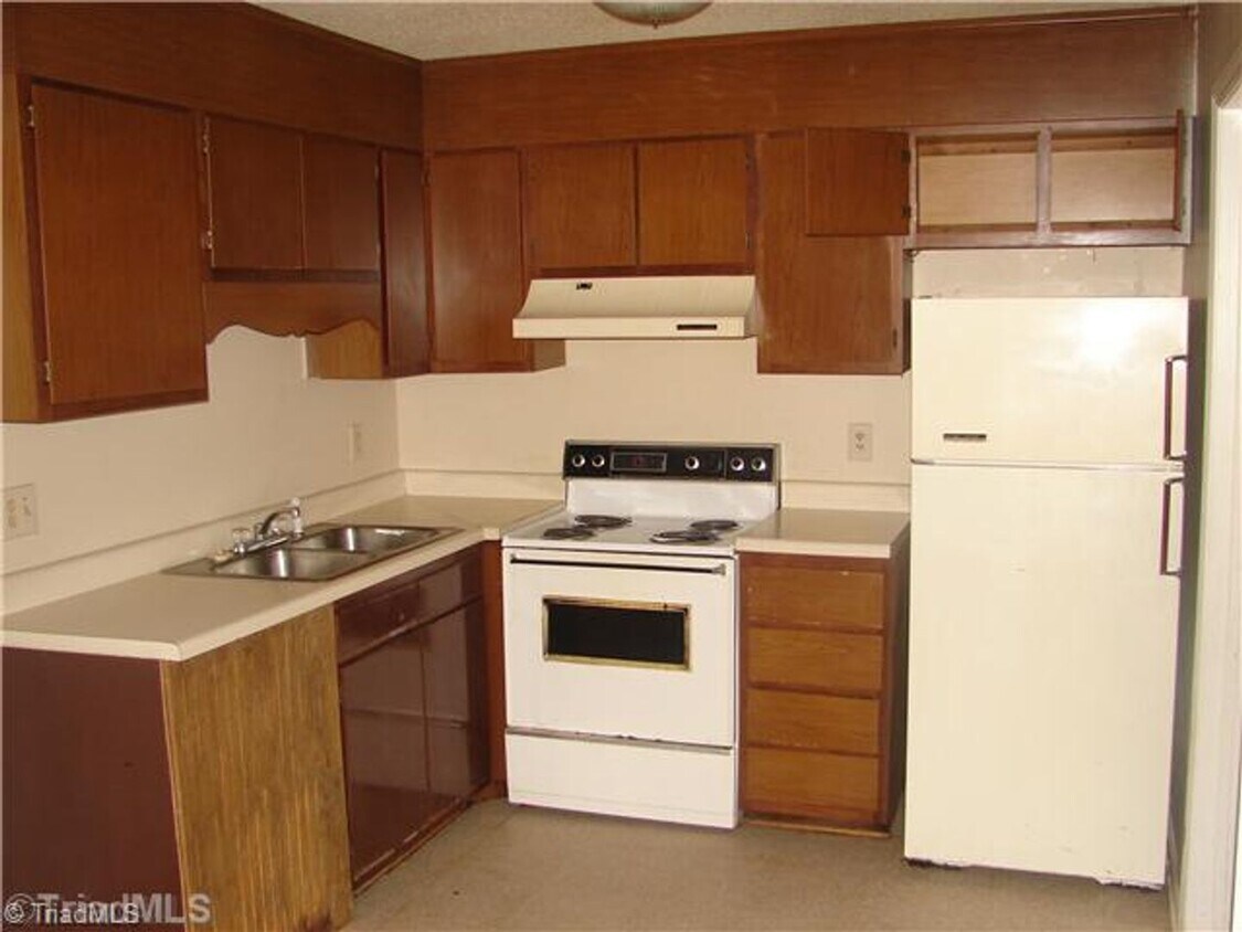 Building Photo - Move-In Ready 2BR/1.5BA End-Unit Townhouse...
