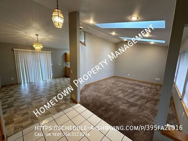 Foto del edificio - Rambler With 3 + Bedrooms, 2 Full Baths on...