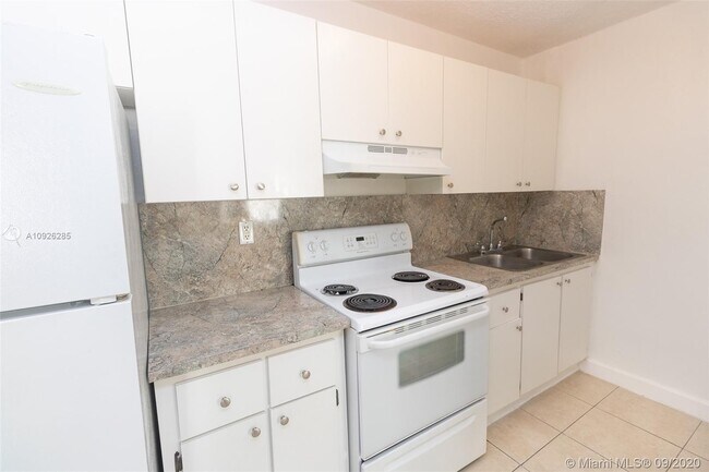 Foto del edificio - 2725 W Okeechobee Rd