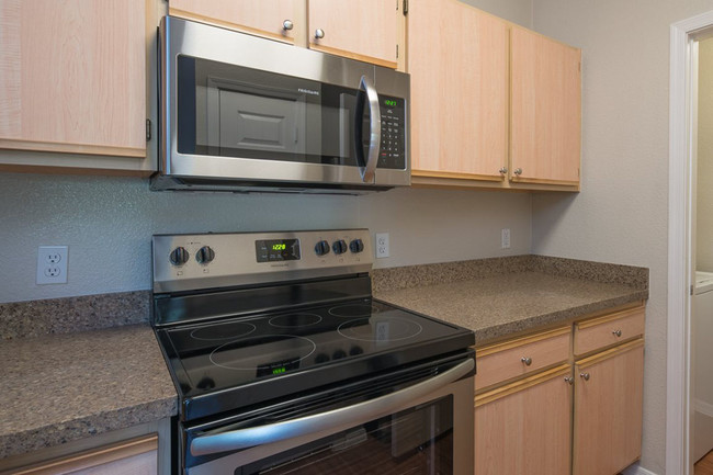 Amplias cocinas con electrodomésticos renovados - Sage Stone at Arrowhead Apartments