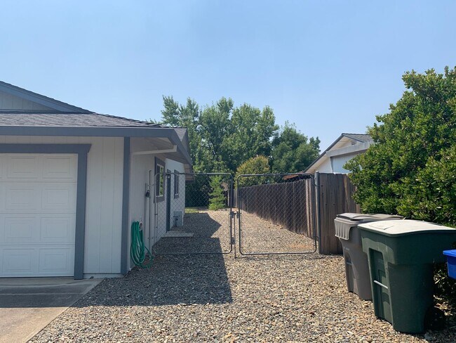 Building Photo - Make this your new home!