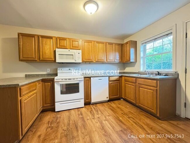 Building Photo - 5 River Village Dr
