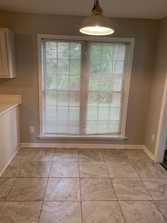 Building Photo - Renovated 3 Bedroom Off Groometown Road