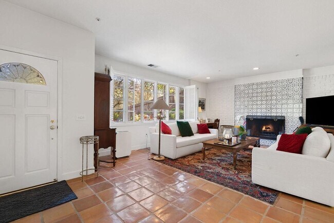 Foto del edificio - Spacious Saratoga Retreat with Timeless Character