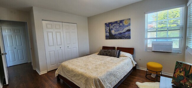 Building Photo - Kensington: Renovated Spacious Residence: Cook's kitchen, Includes parking