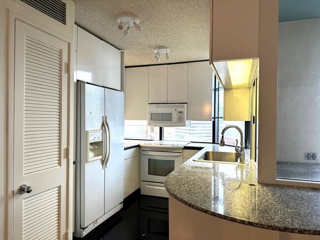 Building Photo - Pet Friendly - Honolulu Park Place 2BR/2BA...
