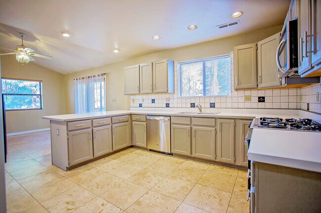 Building Photo - 2562 N Fox Run Dr