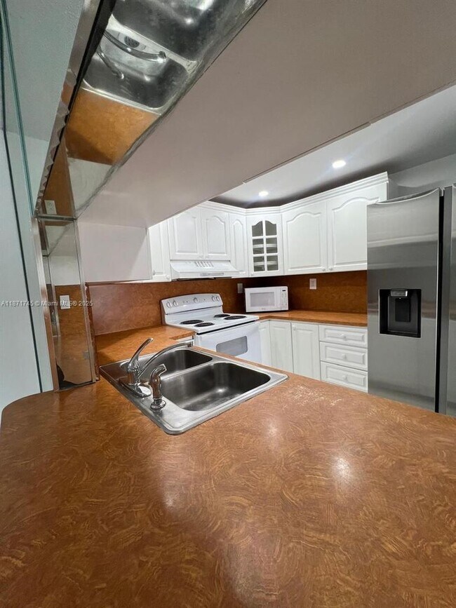 Foto del edificio - 526 NW 99th Ct