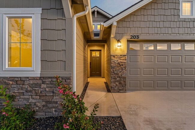 Building Photo - BEAUTIFUL - New Construction 3bd/2ba in De...