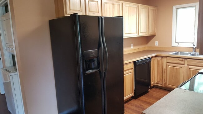 Building Photo - 216 Hemlock St N