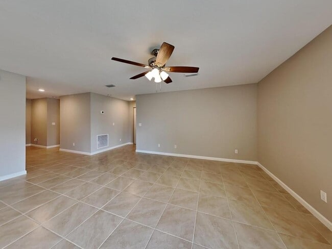 Building Photo - 242 SW Oakridge Dr