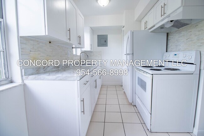 Building Photo - 2 Bedroom, 1.5 Bathroom Apartment with Poo...