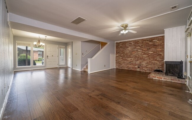 Foto del edificio - Cute, Spacious 3 BD Townhouse Near UNC and I-40!