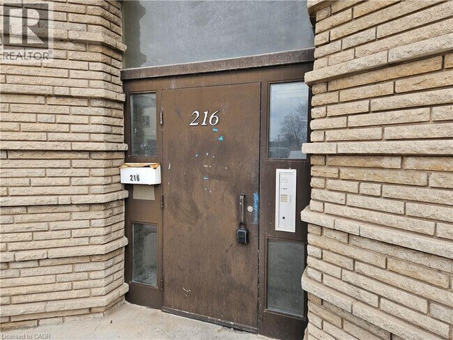 Photo du bâtiment - 216 Parkdale Ave N