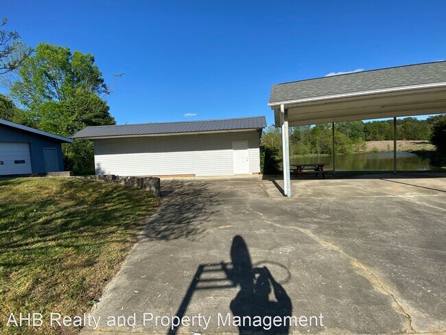 Foto del edificio - 3 br, 1.5 bath House - 407 Roma Rd.