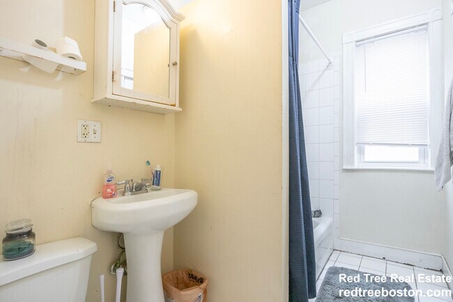 Building Photo - 2 Elton St