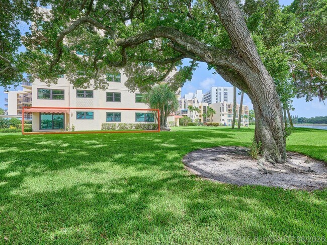 Foto del edificio - 374 Golfview Rd