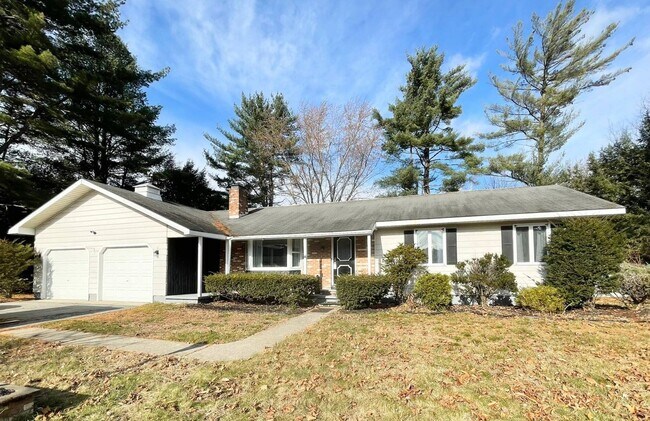 Building Photo - Great Location and Fully Furnished Home! M...
