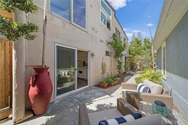 Foto del edificio - 215 Monterey Dr