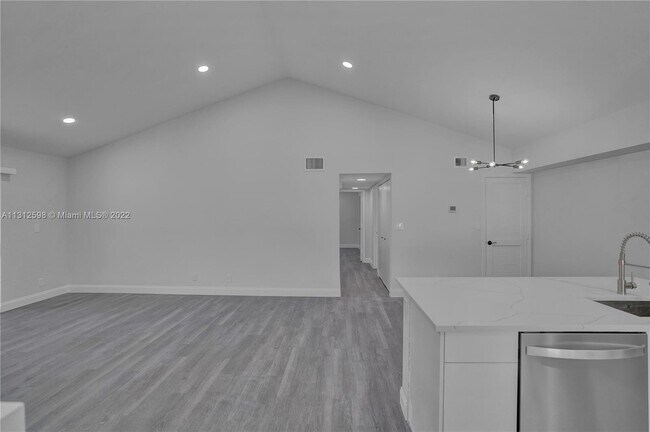 Building Photo - 706 Gardens Dr