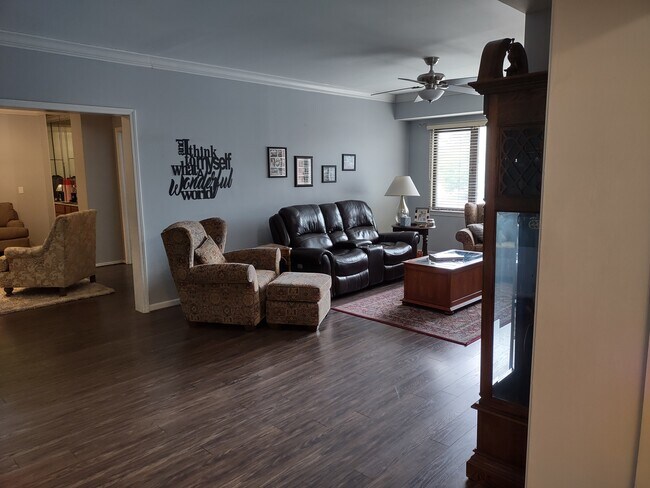 Foto del edificio - 250 S Brentwood Blvd