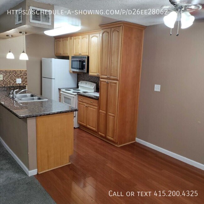 Building Photo - Cozy 2 bedroom Ready for Move In!!