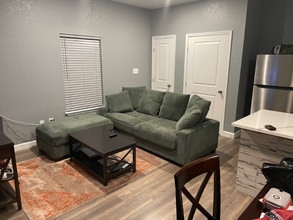 Building Photo - 206 Roberts St