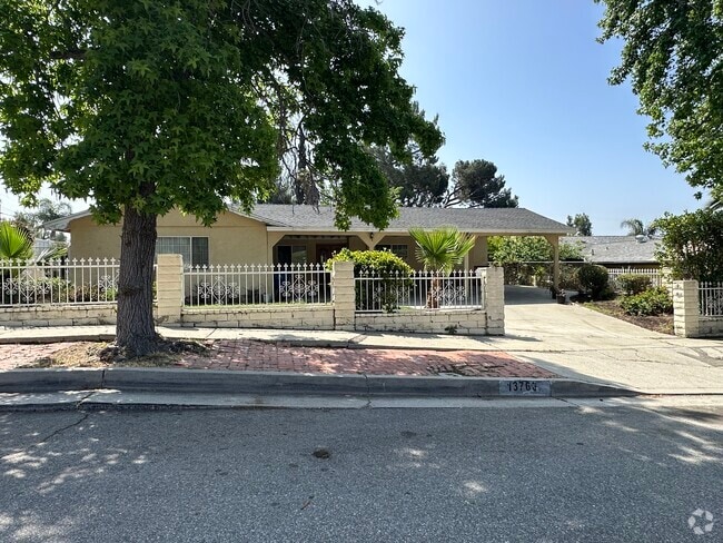 Building Photo - 13766 Paddock St