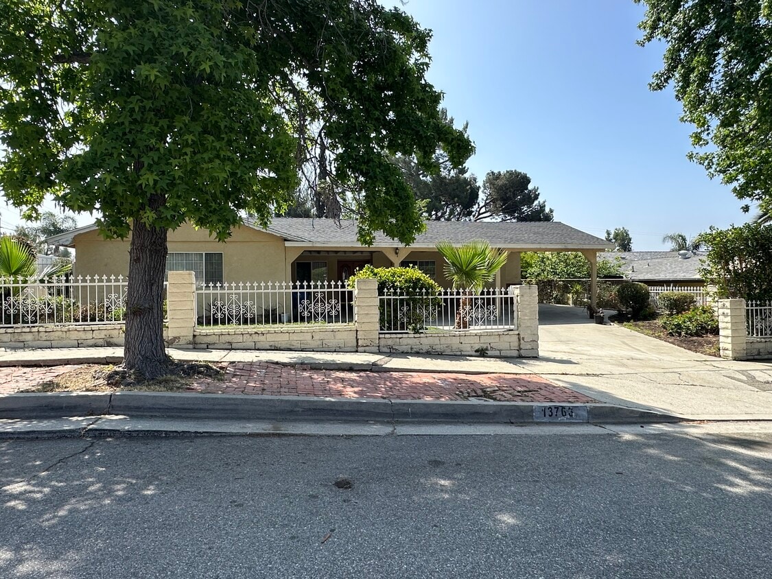 Primary Photo - 13766 Paddock St